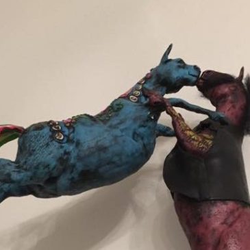 En skulptur med två dansande hästar