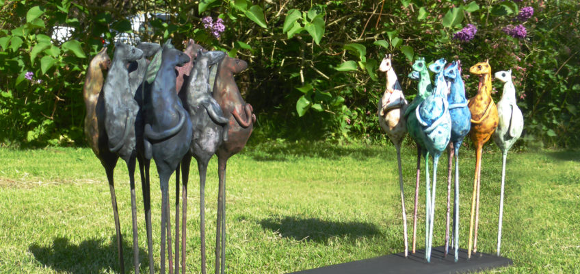 Skulptur i polymerlera med två grupper av hästar som tittar på varandra