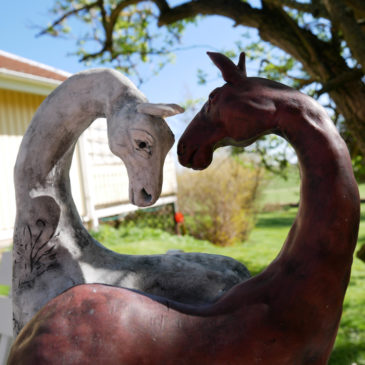 Hästskulptur som visar två hästar vända mot varandra med kärlek
