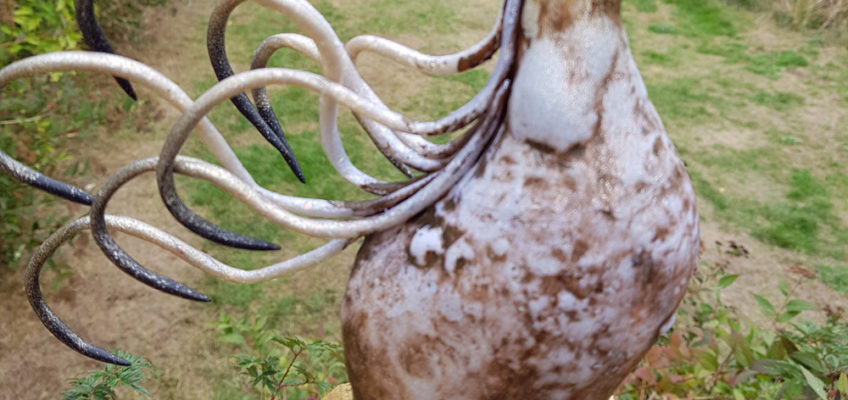 Skulptur av en guldfärgad enhörning