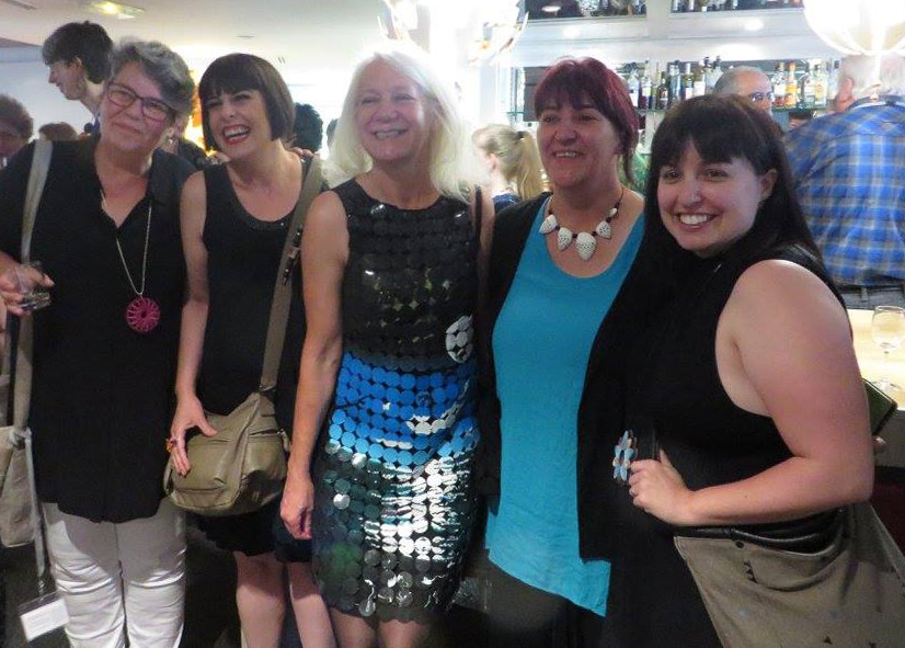 Fem deltagare vid Euro Syndergy i Bordeaux 2017. EvaMarie i mitten bör sin vinnande Moonlight Dress.