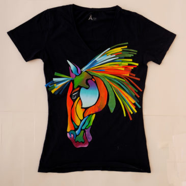 Svart T-shirt med stiliserat färgsprakande hästhuvud