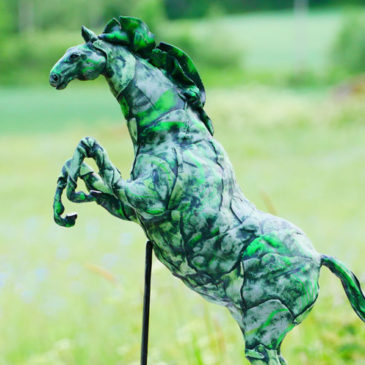 Hoppande häst - skulptur av polymerlera - meetingpriset till Linköping Horse Show