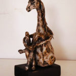 Sitande skulptur av en häst