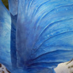 Detalj av blå hästskulptur med vingar