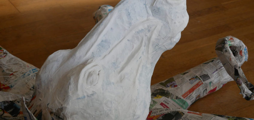Vitmålat hästhuvud i papier mache