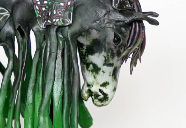 Hästskulptur i polymerlera