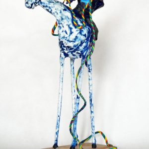 Skulptur i polymerlera, som visar vikingen Folke Filbyter, sittande på en häst.