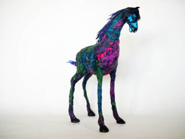 Häst skulptur i polymerlera