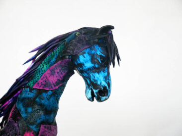 Häst skulptur i polymerlera